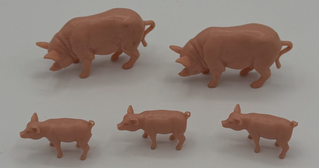 Set of 5 Pink Plastic pigs toy farm animals Sows piglets unknown vintage