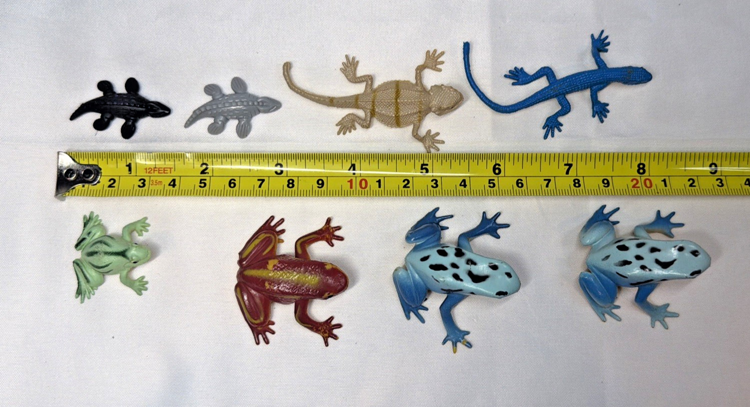 Lot Of 8 Toy or Diorama Frogs And Lizards Plastic/Rubber