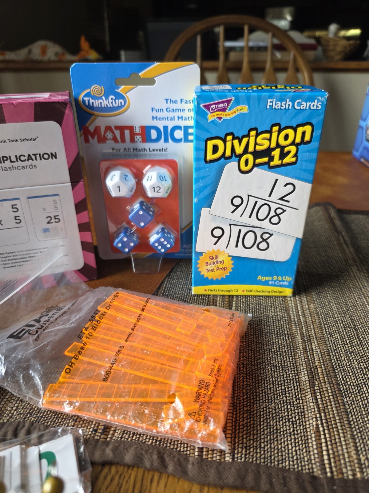 ThinkFun Math Learning Lot: Math Dice Game, Division 0-12 Flash Cards.