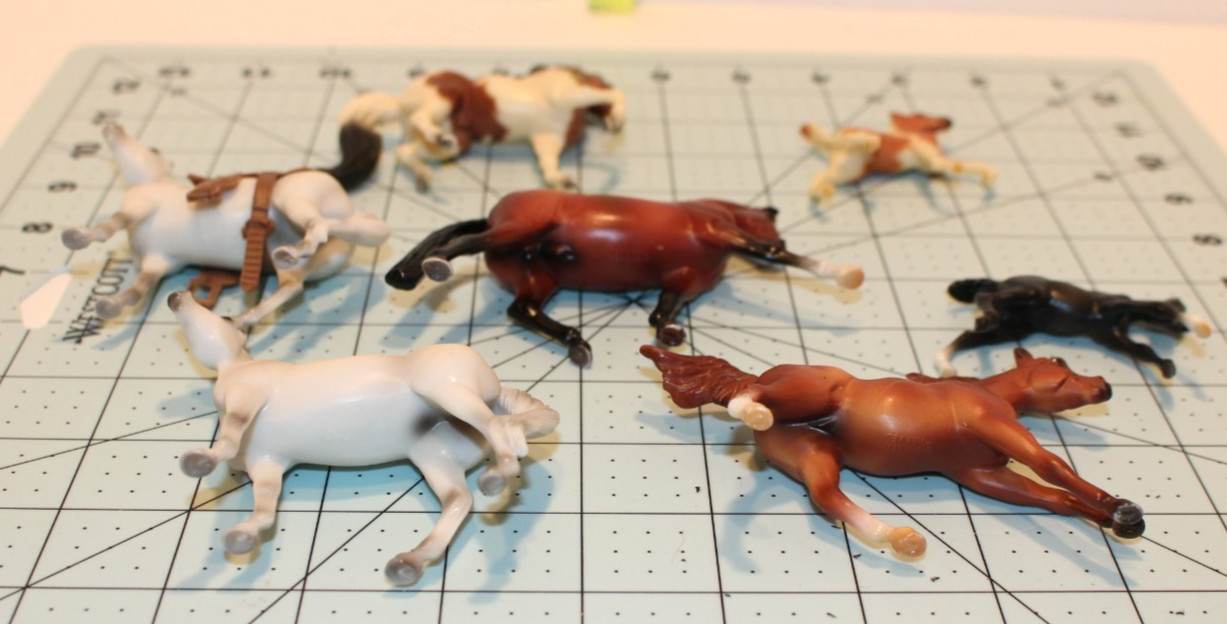 Herd of 7 Breyer Stablemates 1:32 scale, 5 large, 2 Foals Great Played w/conditi