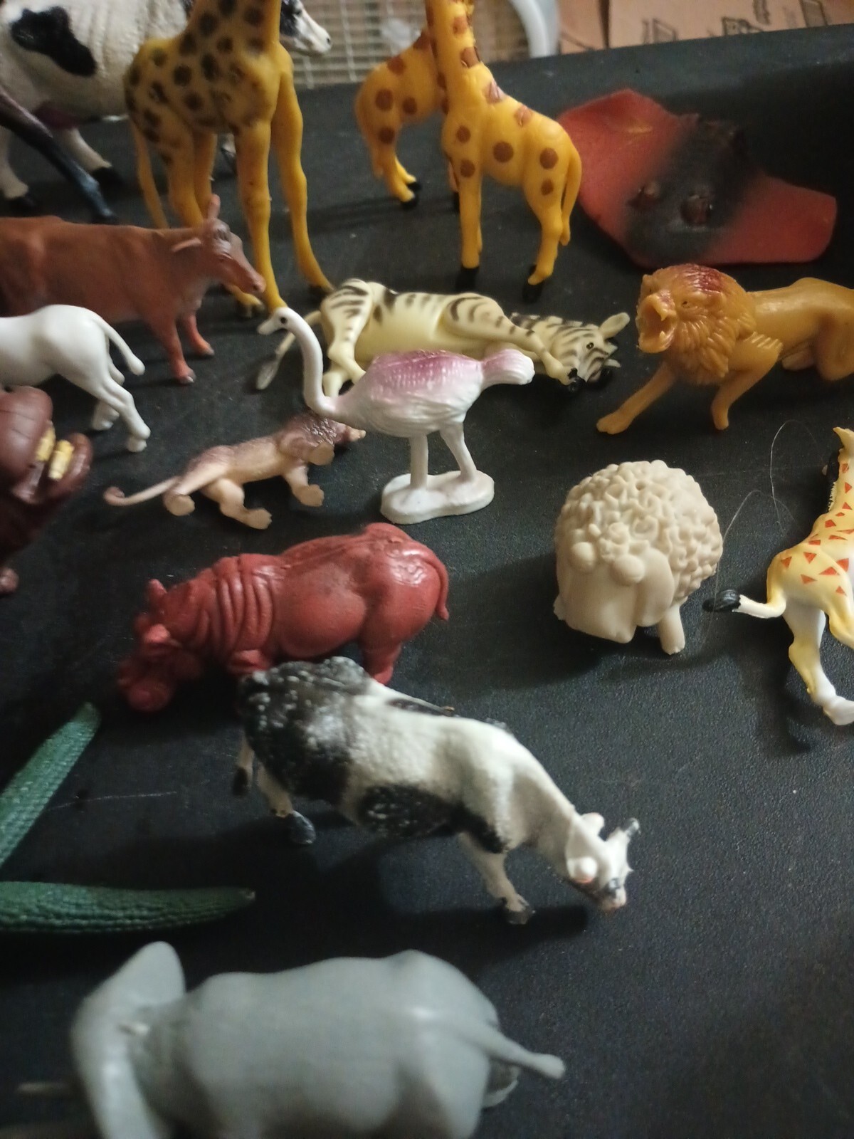 Miniature Vintage Plastic toy Lion’s Tiger Cows Horses Hipposarge Lot Mixed