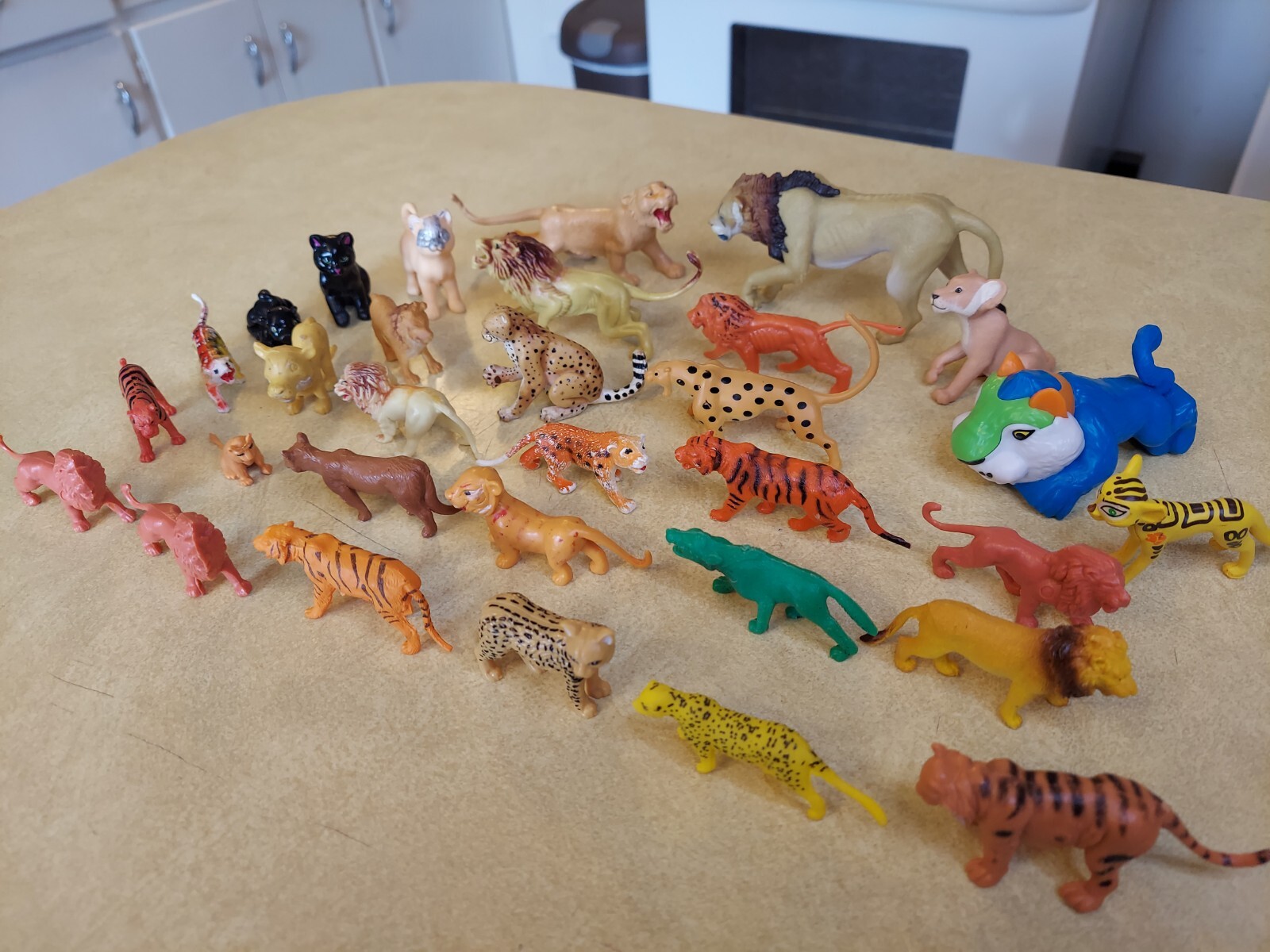 Mixed Lot of 30 Tiger Lion Leopard Cat Animal Figures Educational Toys