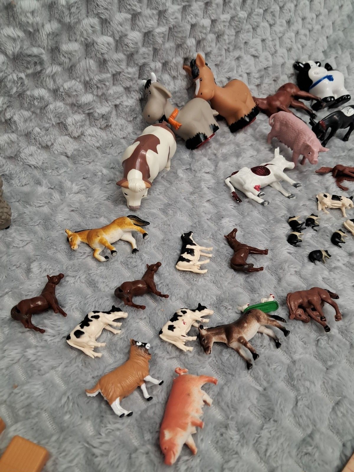 Mixed Lot Plastic Farm Toy Animals ERTL & More Horses Cows Fence Pig Cattle