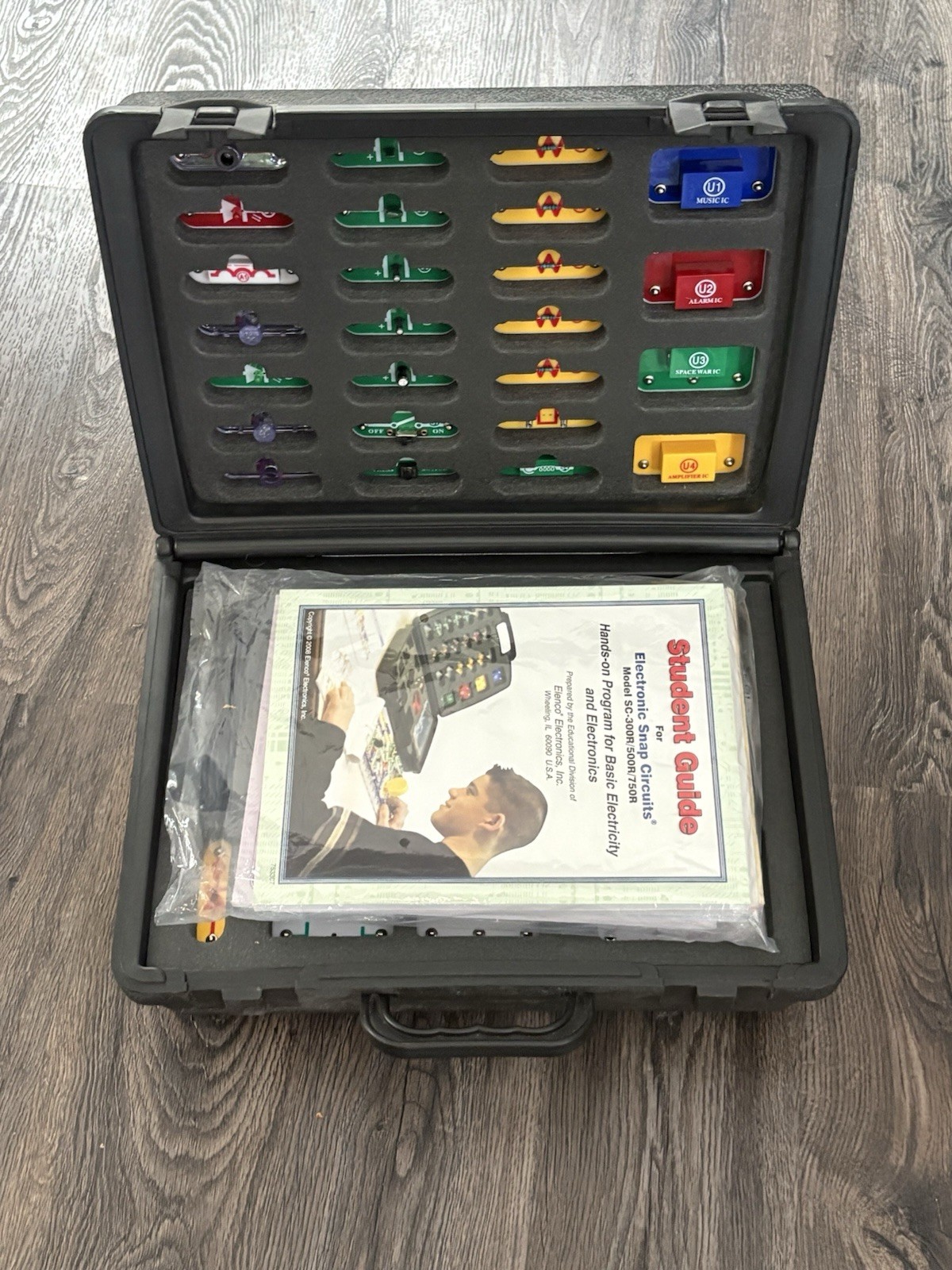 Elenco Snap Circuits Extreme SC-750R With Case, 7 Instruction Manuals + CD