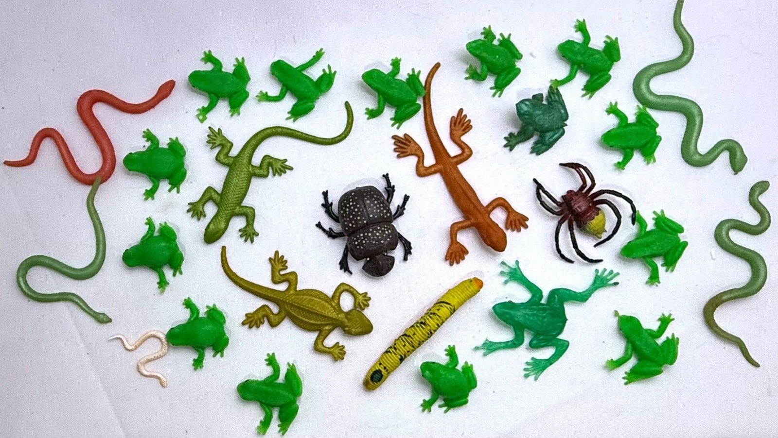 Bulk Lot of 26 Plastic Toy Animals & Bugs – Frogs, Snakes, Lizards, Insects