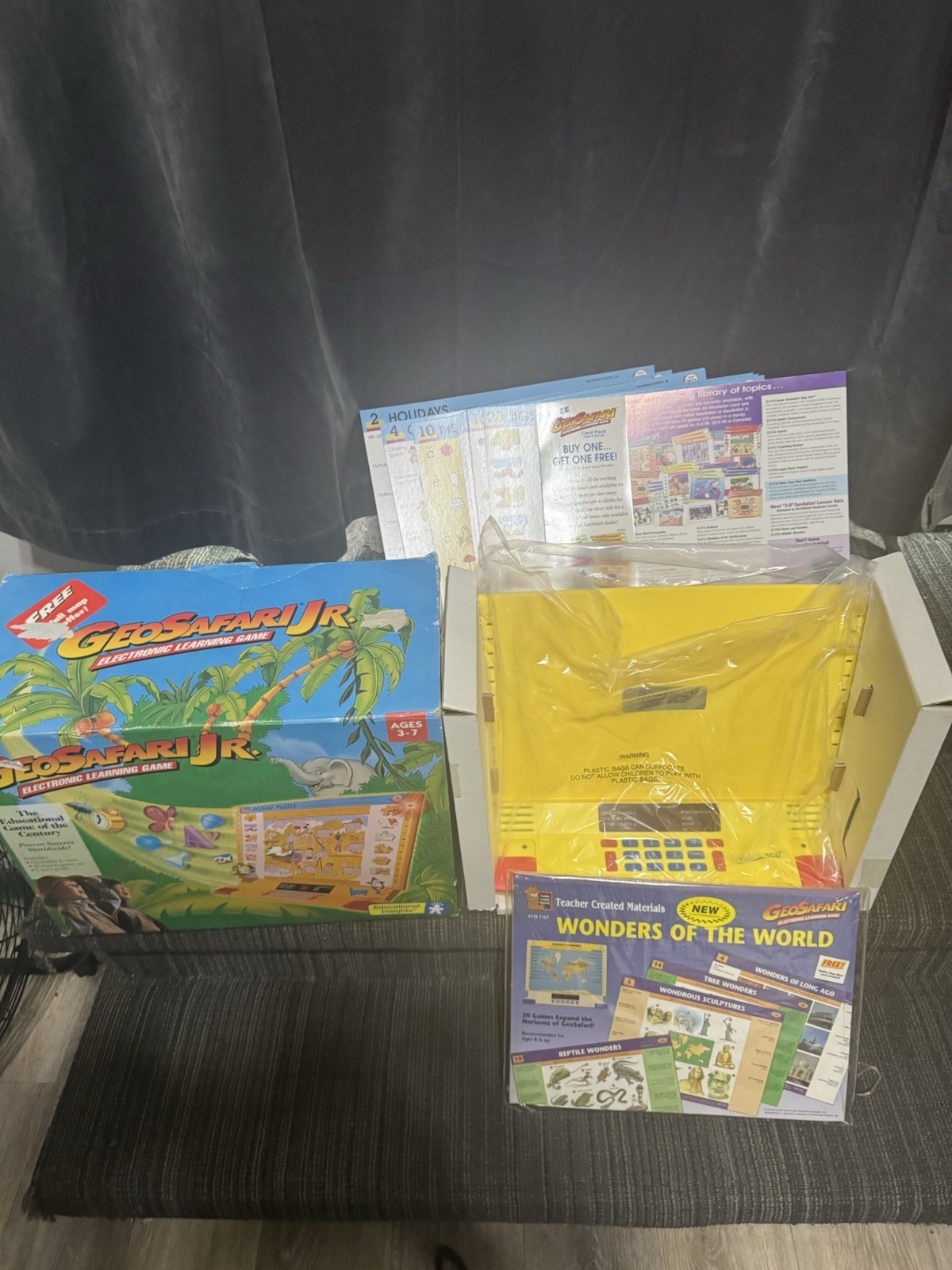 GeoSafari Jr EI-8855 Electronic Learning Game Unit W/ 40 Cards Never Used