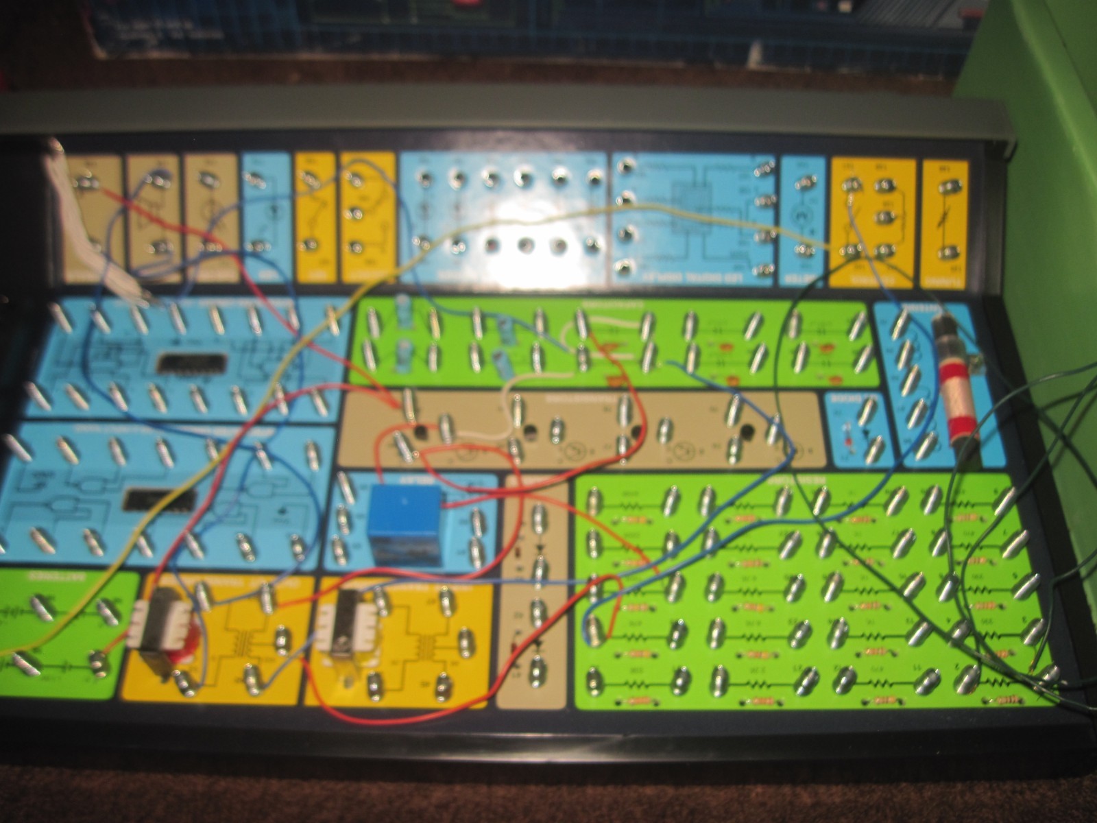 Radio Shack 200 in One Science Fair Electronic Project Lab. Cat. No. 28-265