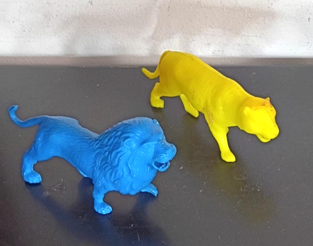 Old Stock Vintage Plastic Lions Figures Male And Female. 19c Price. 5.5 In Lion