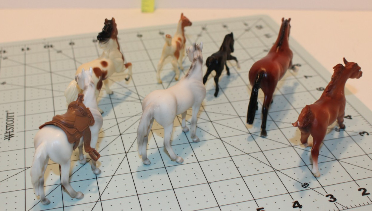 Herd of 7 Breyer Stablemates 1:32 scale, 5 large, 2 Foals Great Played w/conditi
