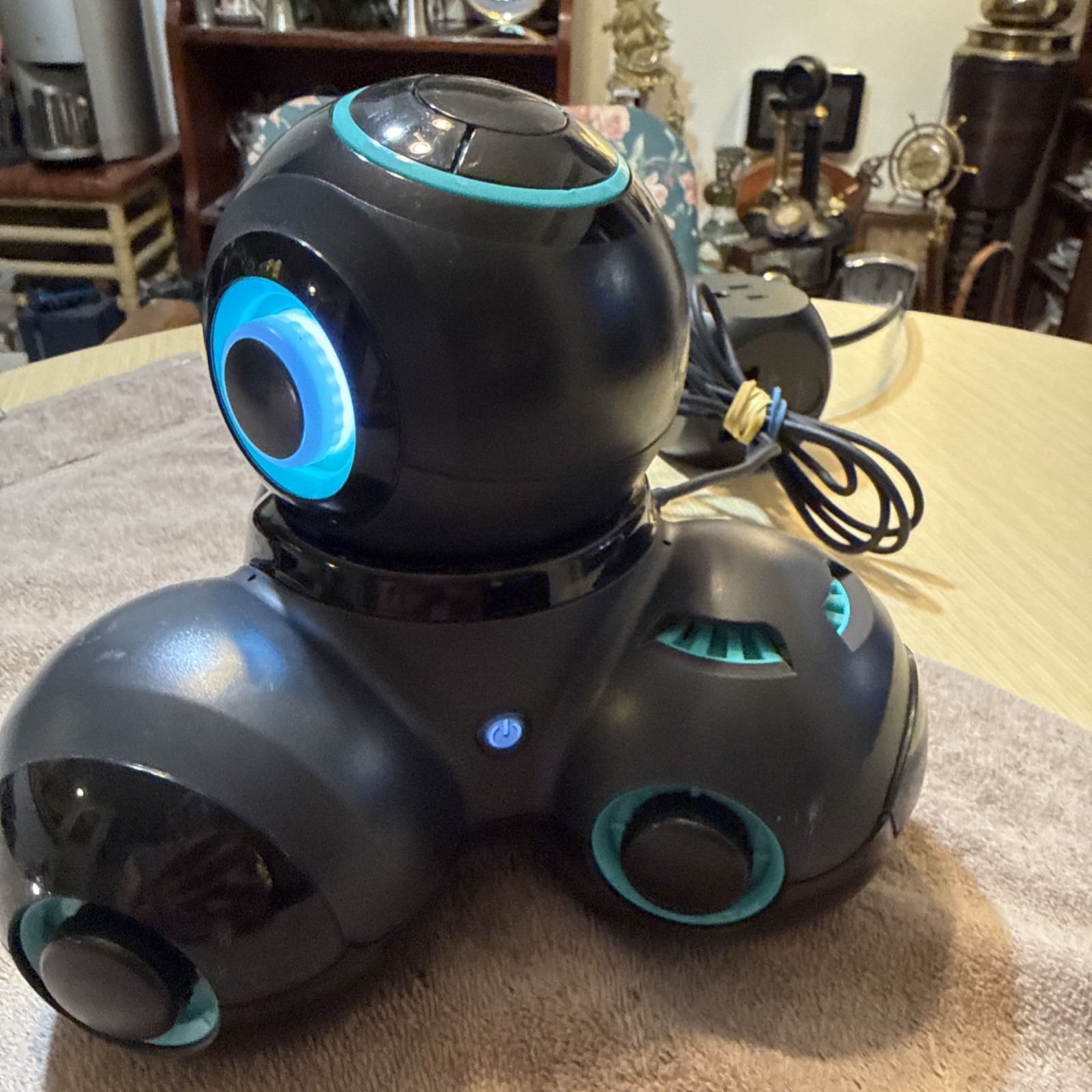 Wonder Workshop Cue Clever-Bot Coding Robot QU01