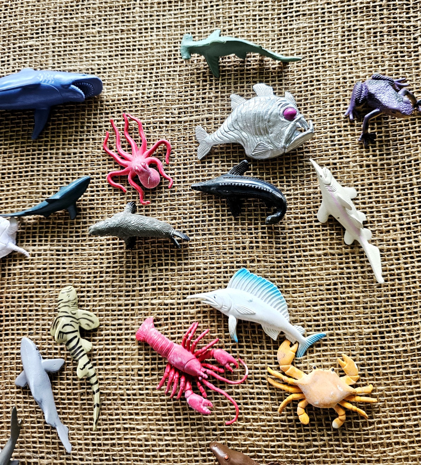 Lot Of 26 Ocean Sea Life Animals 2″ To 5.5″ Fish, Whales, Sharks, Turtles Toys