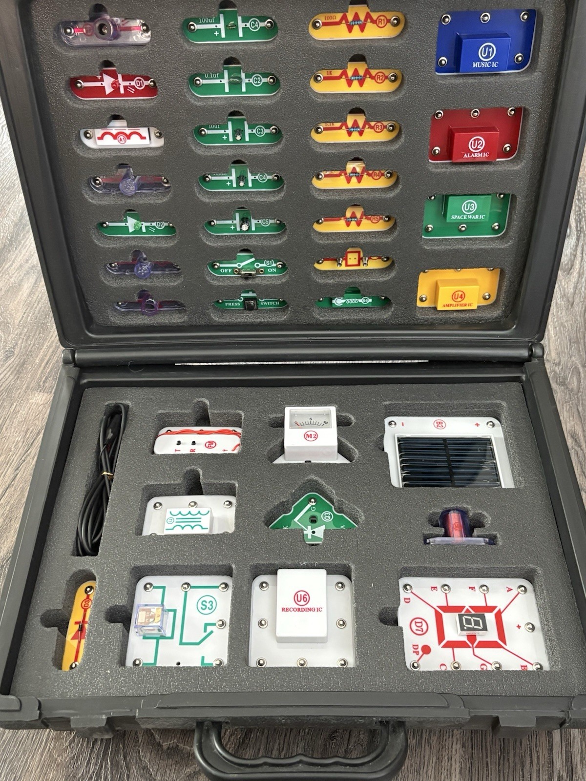 Elenco Snap Circuits Extreme SC-750R With Case, 7 Instruction Manuals + CD