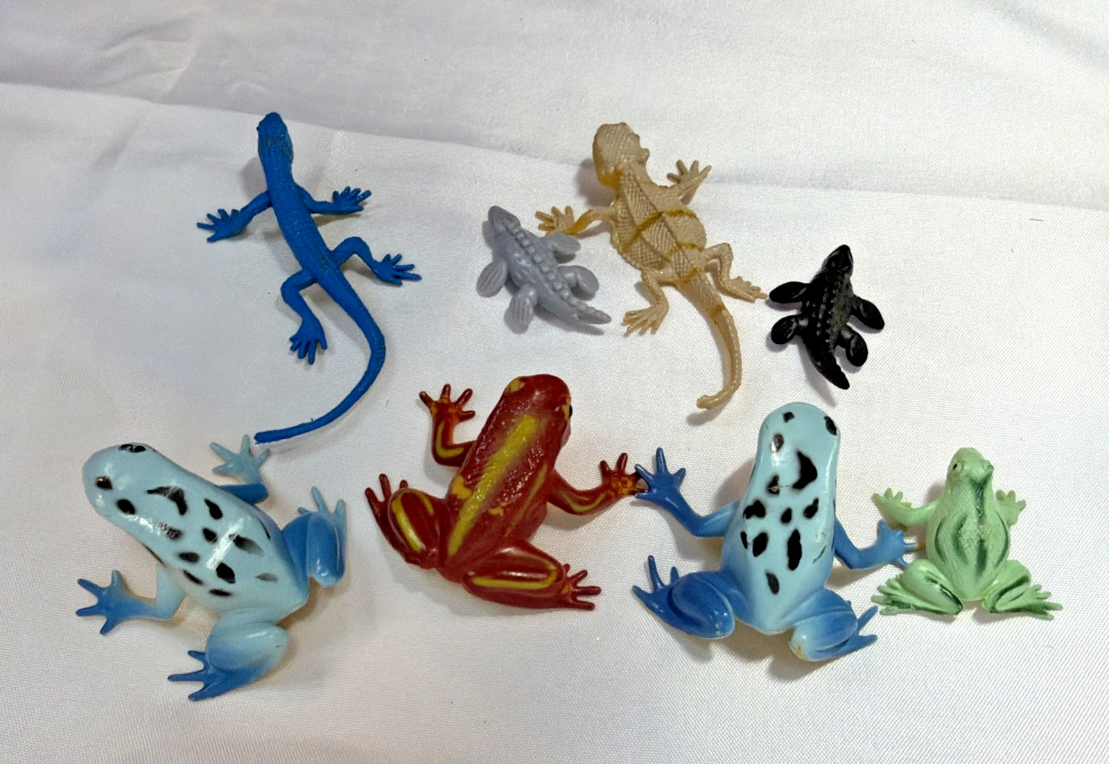 Lot Of 8 Toy or Diorama Frogs And Lizards Plastic/Rubber