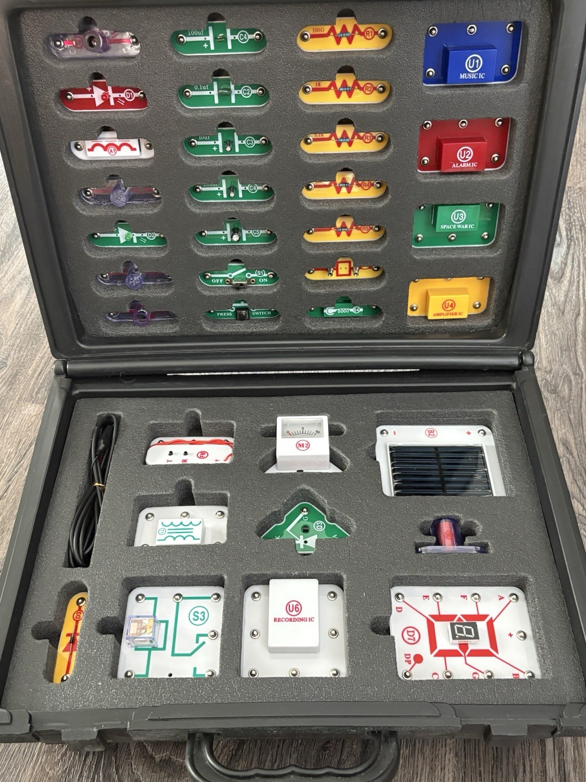 Elenco Snap Circuits Extreme SC-750R With Case, 7 Instruction Manuals + CD