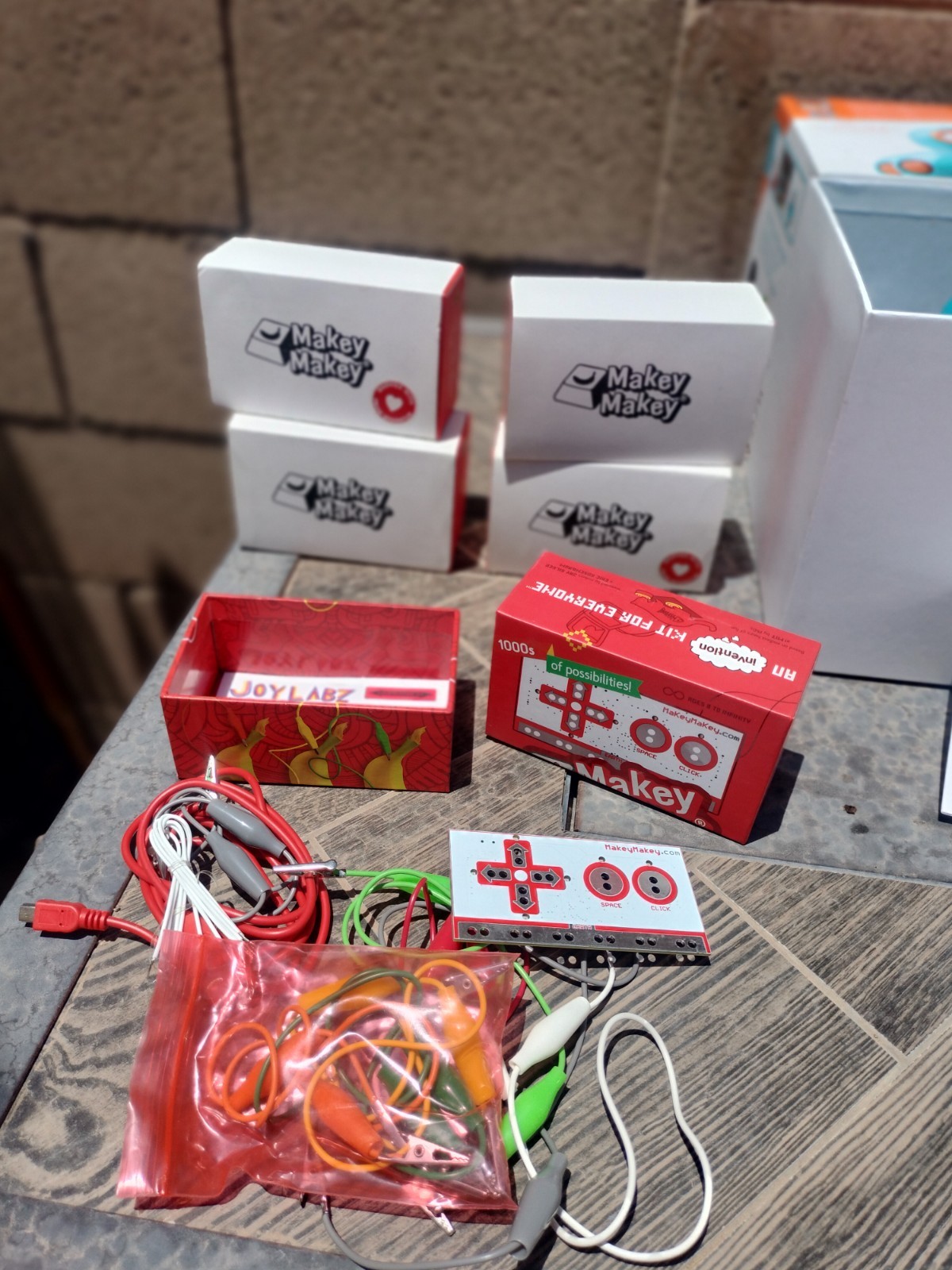 STEM Lot of 9 ( 1 Dash Robot Blue- 3 Scib3d Pen- 5 Makey Device