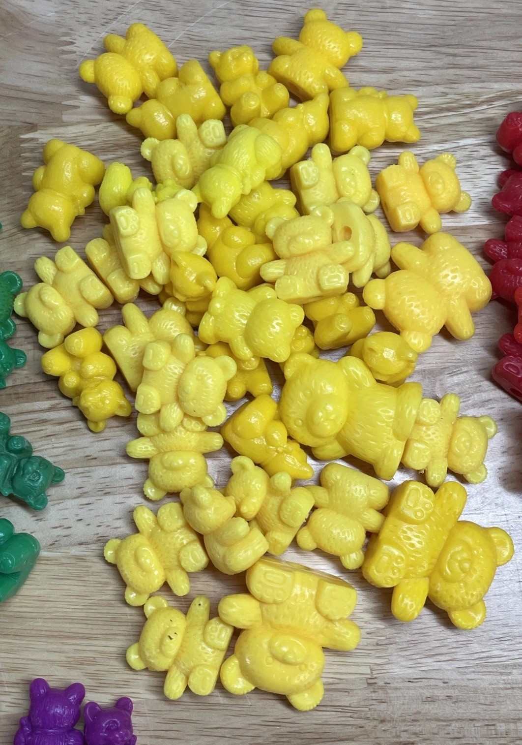 Vintage Plastic Teddy Bear Counters Red Yellow Blue Green Purple 139 Piece!