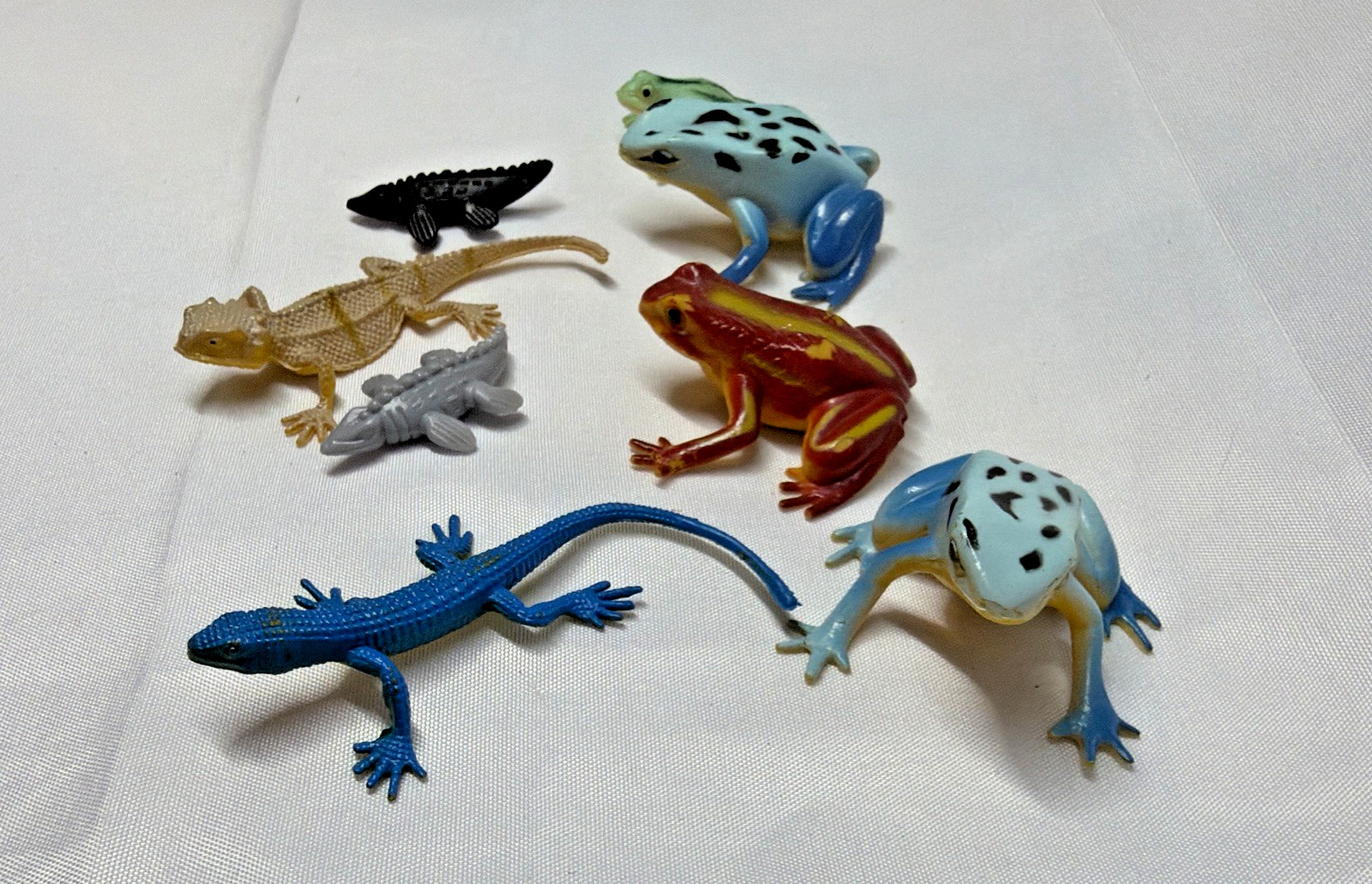 Lot Of 8 Toy or Diorama Frogs And Lizards Plastic/Rubber
