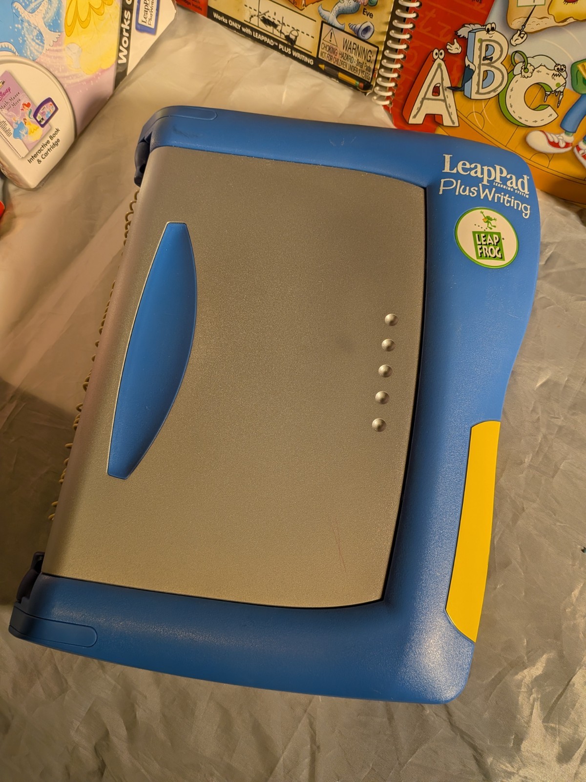 LEAP PAD PLUS WRITING LEARNING SYSTEM BY LEAP FROG WITH 5 BOOKS & CARTRIDGES.