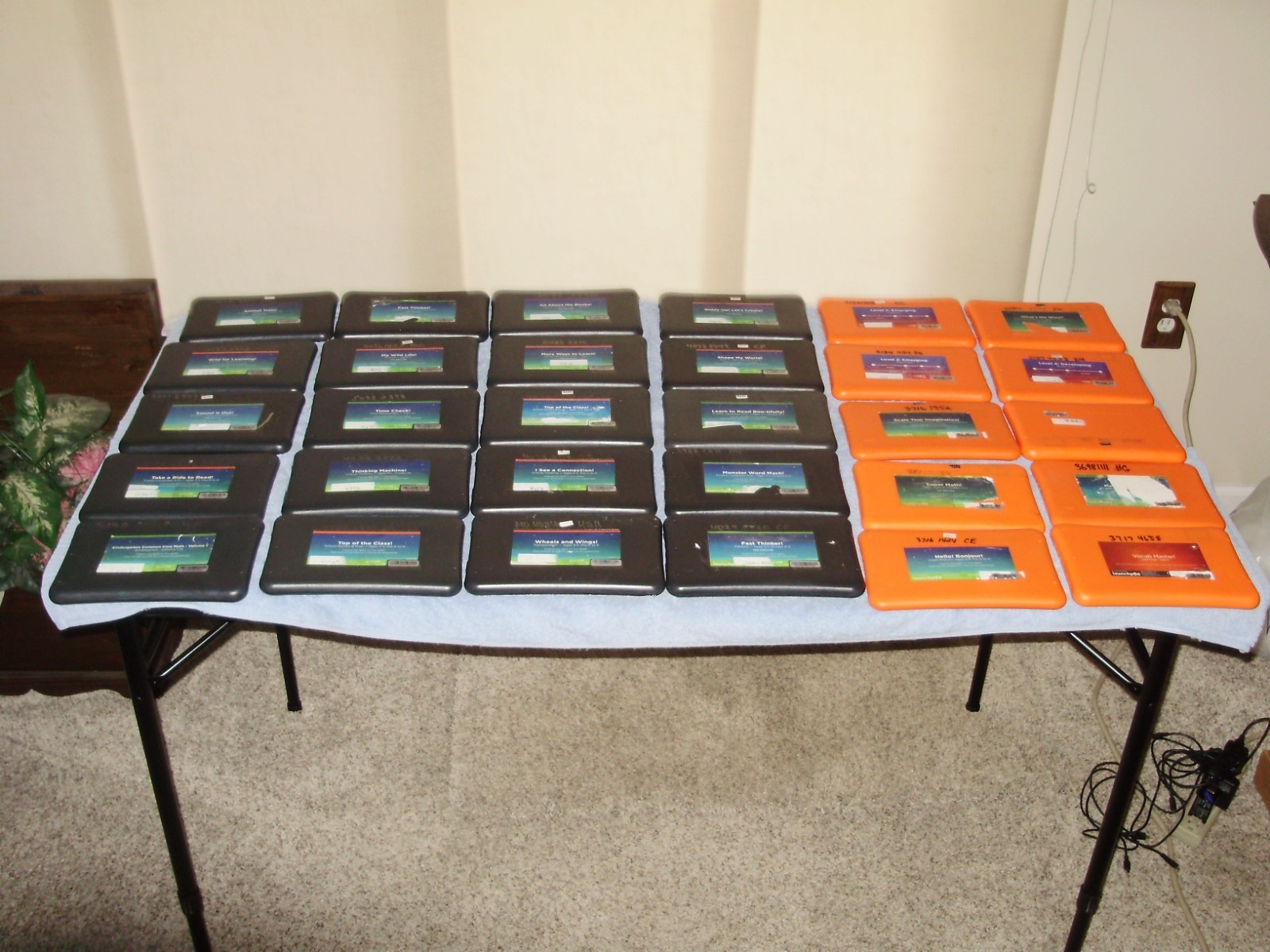 177ea- PLAYAWAY/ LaunchPad Childrens Pre Loaded Educational/Learning Tablets