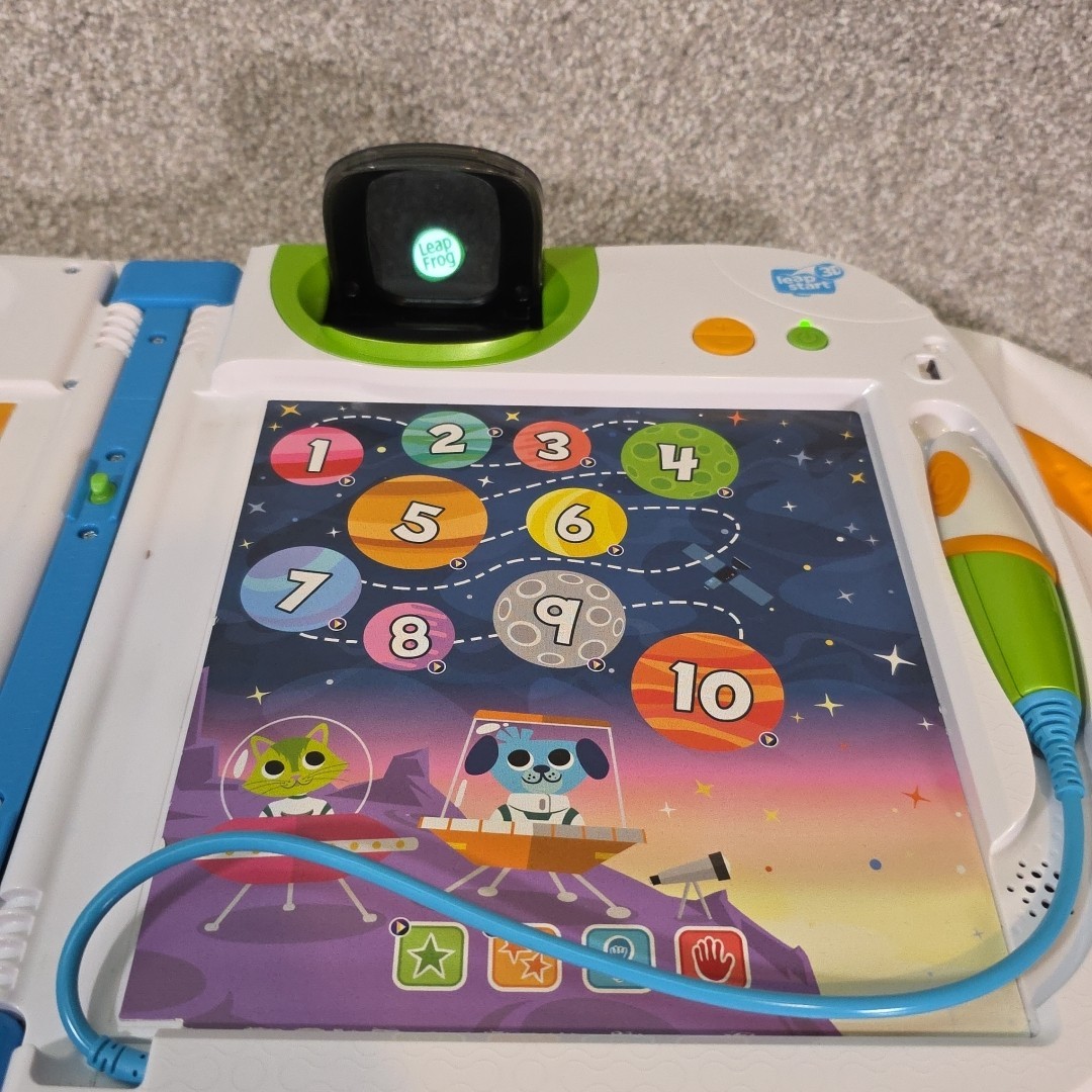 LeapFrog Leap Start 3D Interactive Learning System Includes 2 Book- Tested