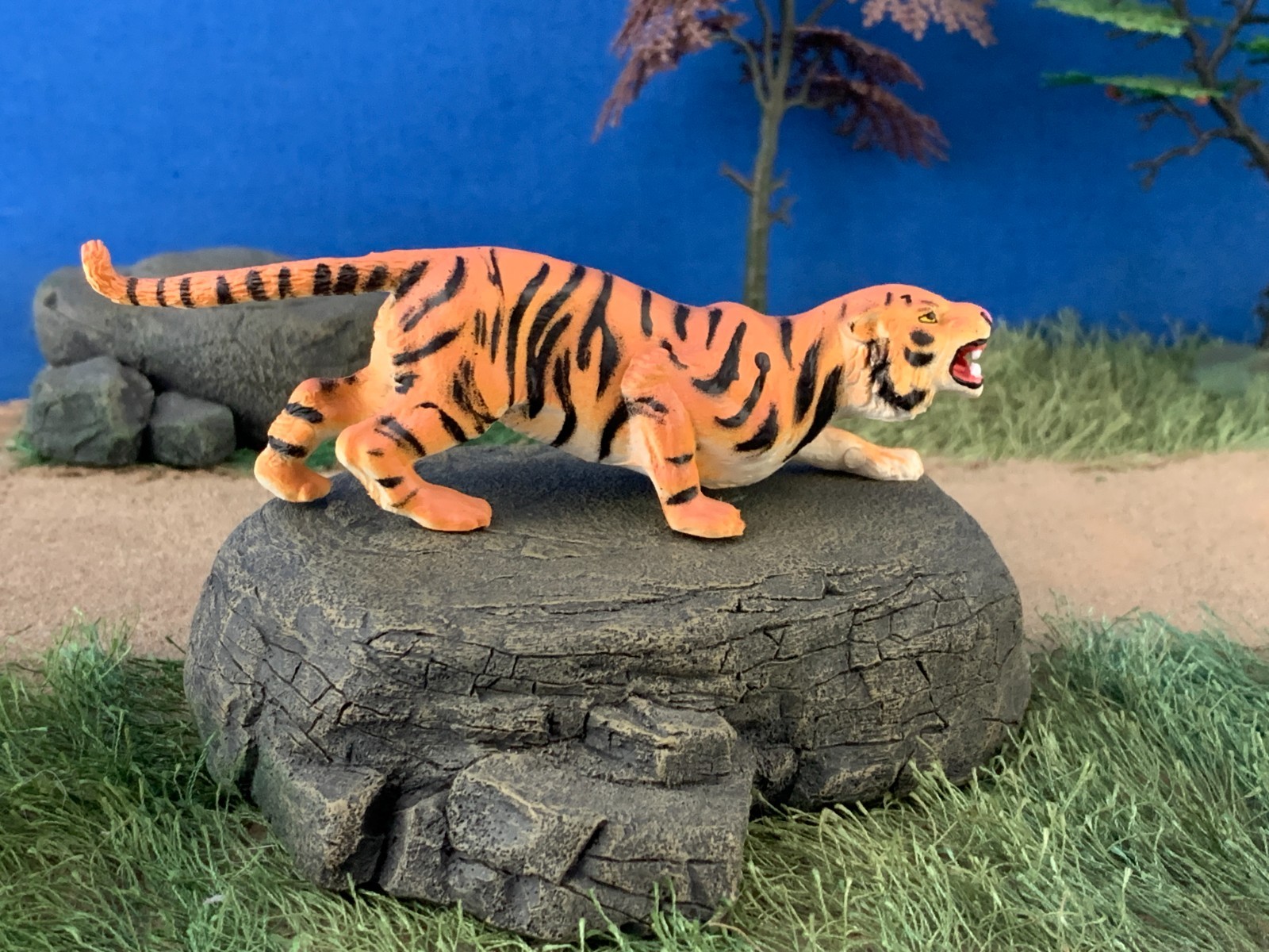 Elastolin by Preiser 5410 (47512) Tiger attacking Wild Animal Figures 1:25 scale