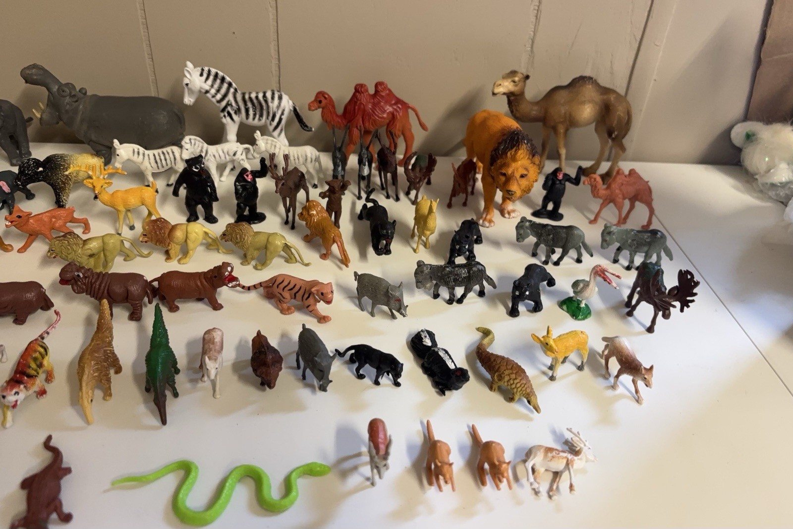 Huge VTG Lot Of Miniature Toy Plastic Safari Animal Figures 83 Pieces Unbranded