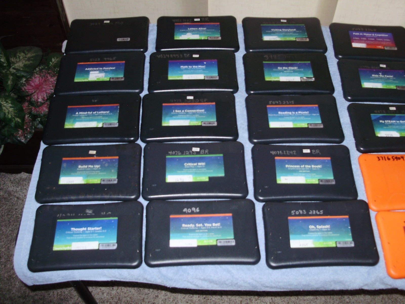 177ea- PLAYAWAY/ LaunchPad Childrens Pre Loaded Educational/Learning Tablets