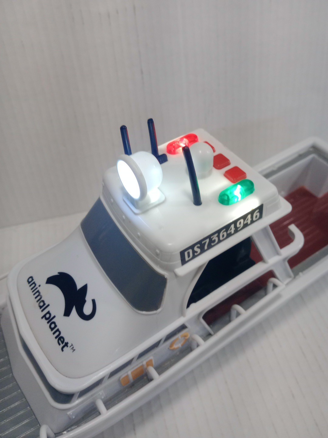 Animal Planet Great White SHARK RESEARCH BOAT w/ Light & Sounds, 2021