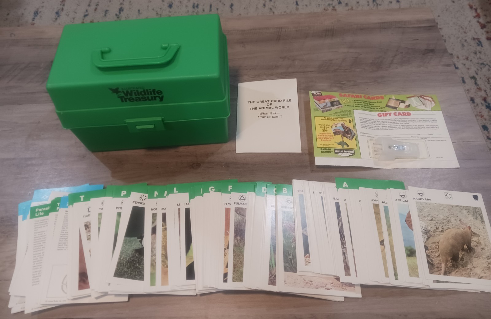 Vtg 1970s ILLUSTRATED WILDLIFE TREASURY Box & Recontre, Approx 500 Cards Extras