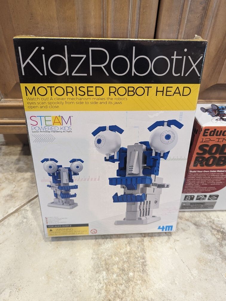 KidzRobotix Motorises Robot Head & Lucky Doug 12-In-1 Stem Solar Robot Kit – New