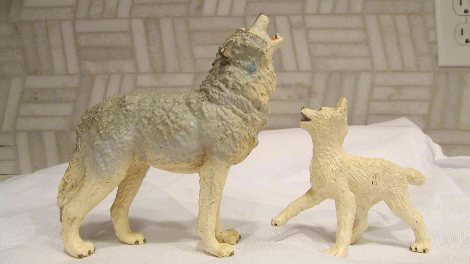 Plastic Safari Ltd 5″ Howling White Gray Wolf + 3″ Pup Wild Dog Animal Figures