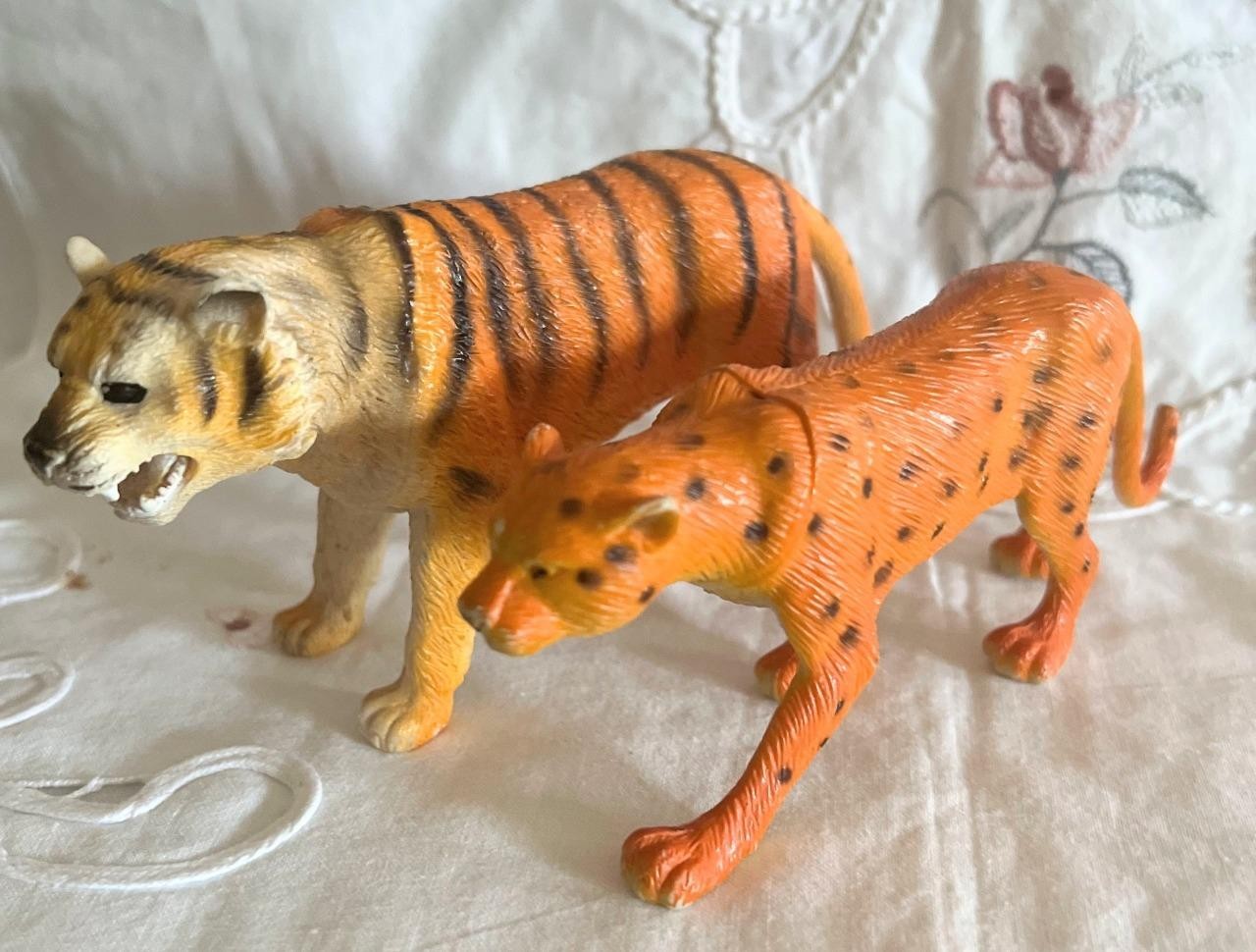 2 Wildlife Jungle Animals Tiger 7″ Length + Leopard 6″ Length Flexible Plastic