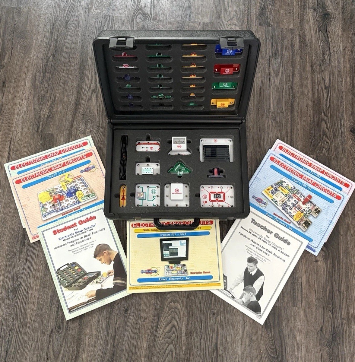 Elenco Snap Circuits Extreme SC-750R With Case, 7 Instruction Manuals + CD