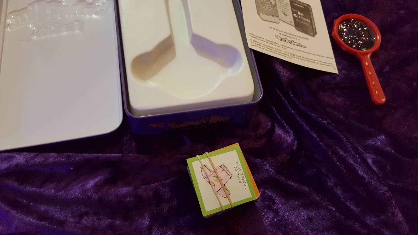 SCAVENGER HUNT FOR KIDS by UNIVERSITY GAMES – Includes over 100 Cards the game !