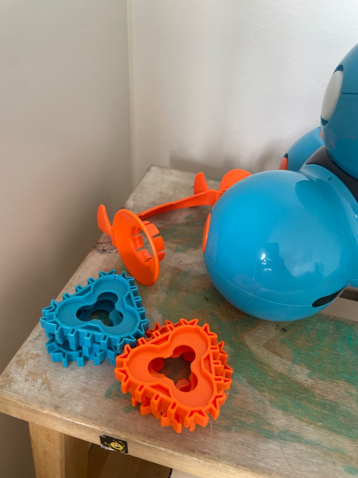 Wonder Workshop DA02 Dash Robot – Blue plus extra accessories.
