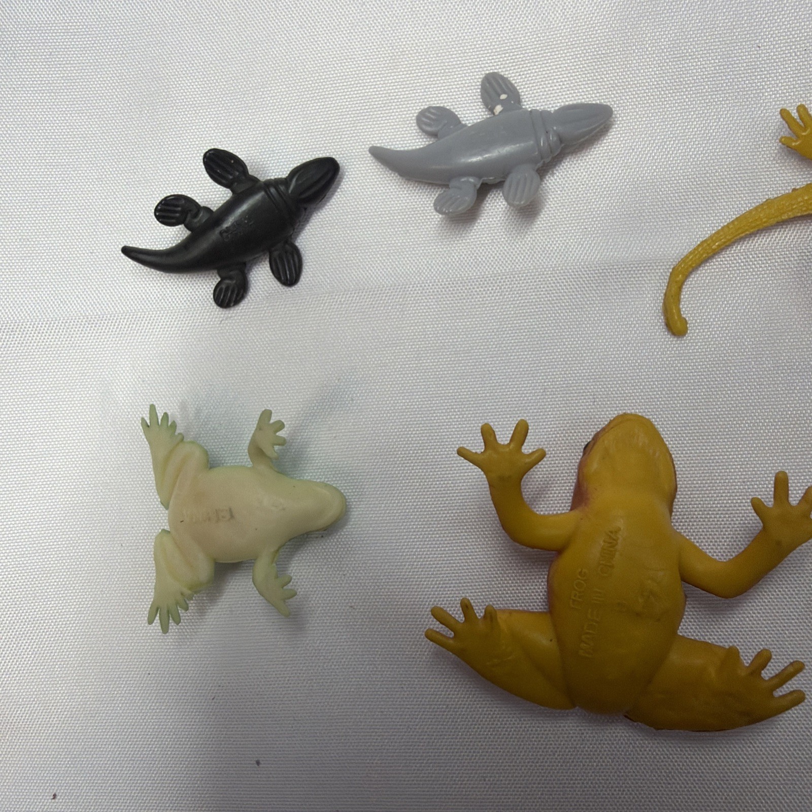 Lot Of 8 Toy or Diorama Frogs And Lizards Plastic/Rubber