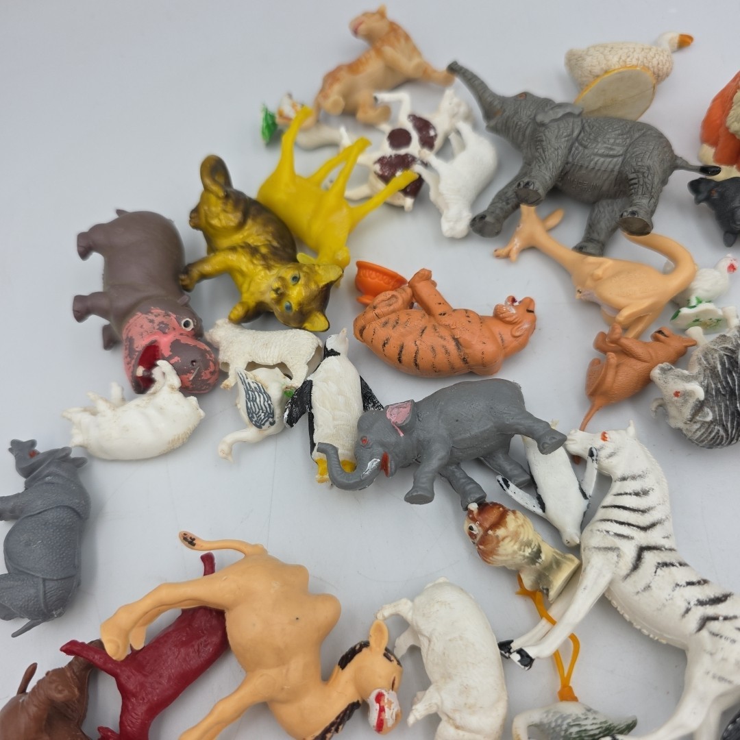 Lot of 60 Vintage Miniature Plastic animals Farm Zoo Ocean Camel Lion Pig