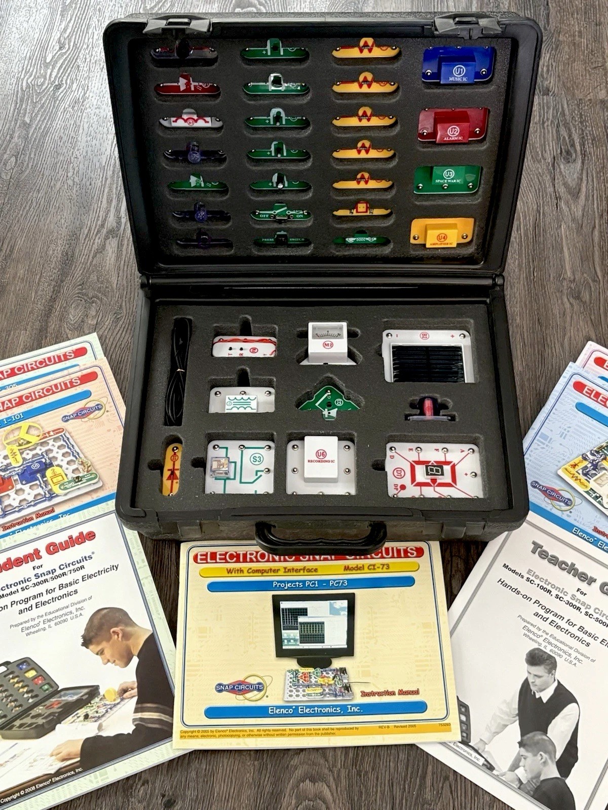 Elenco Snap Circuits Extreme SC-750R With Case, 7 Instruction Manuals + CD