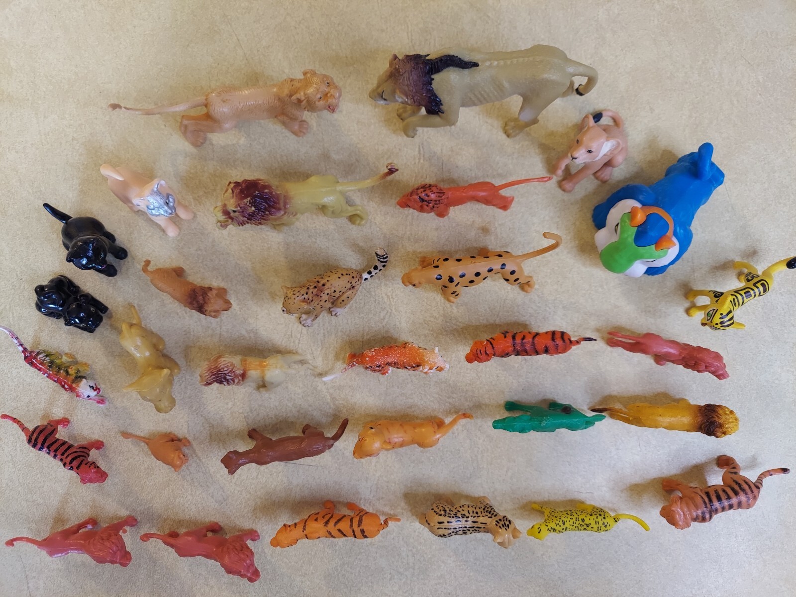 Mixed Lot of 30 Tiger Lion Leopard Cat Animal Figures Educational Toys