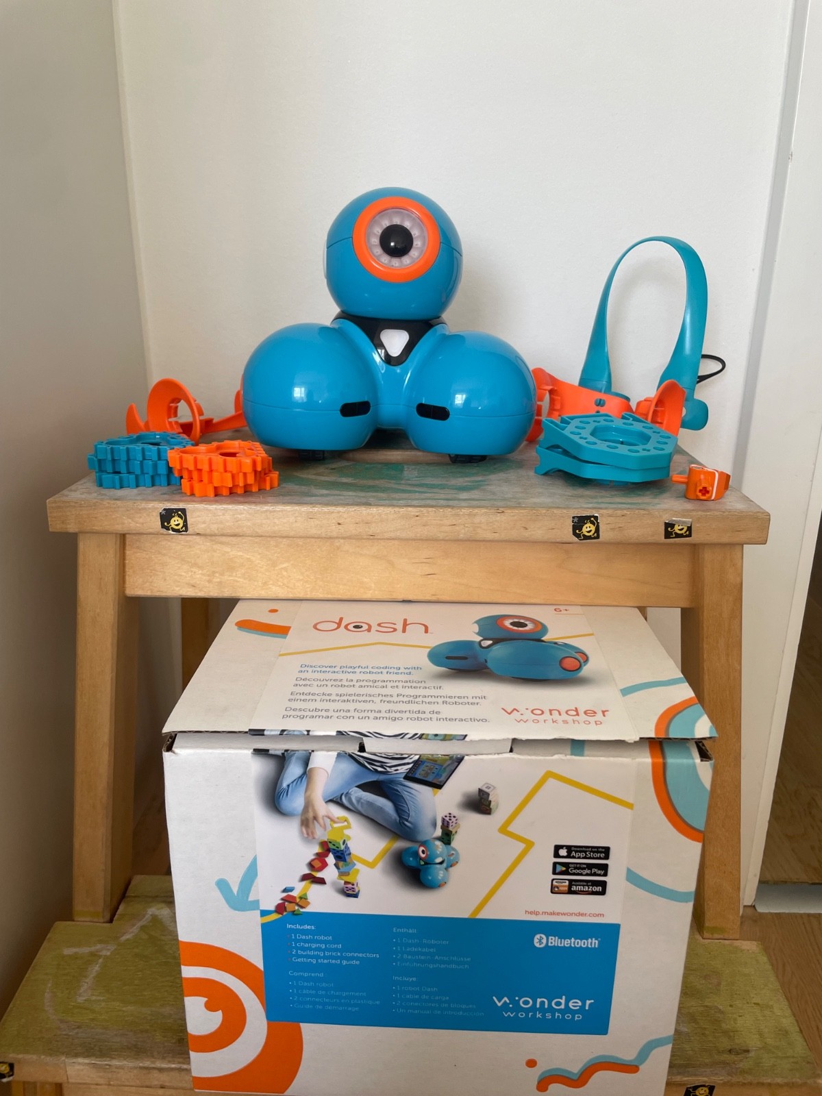 Wonder Workshop DA02 Dash Robot – Blue plus extra accessories.