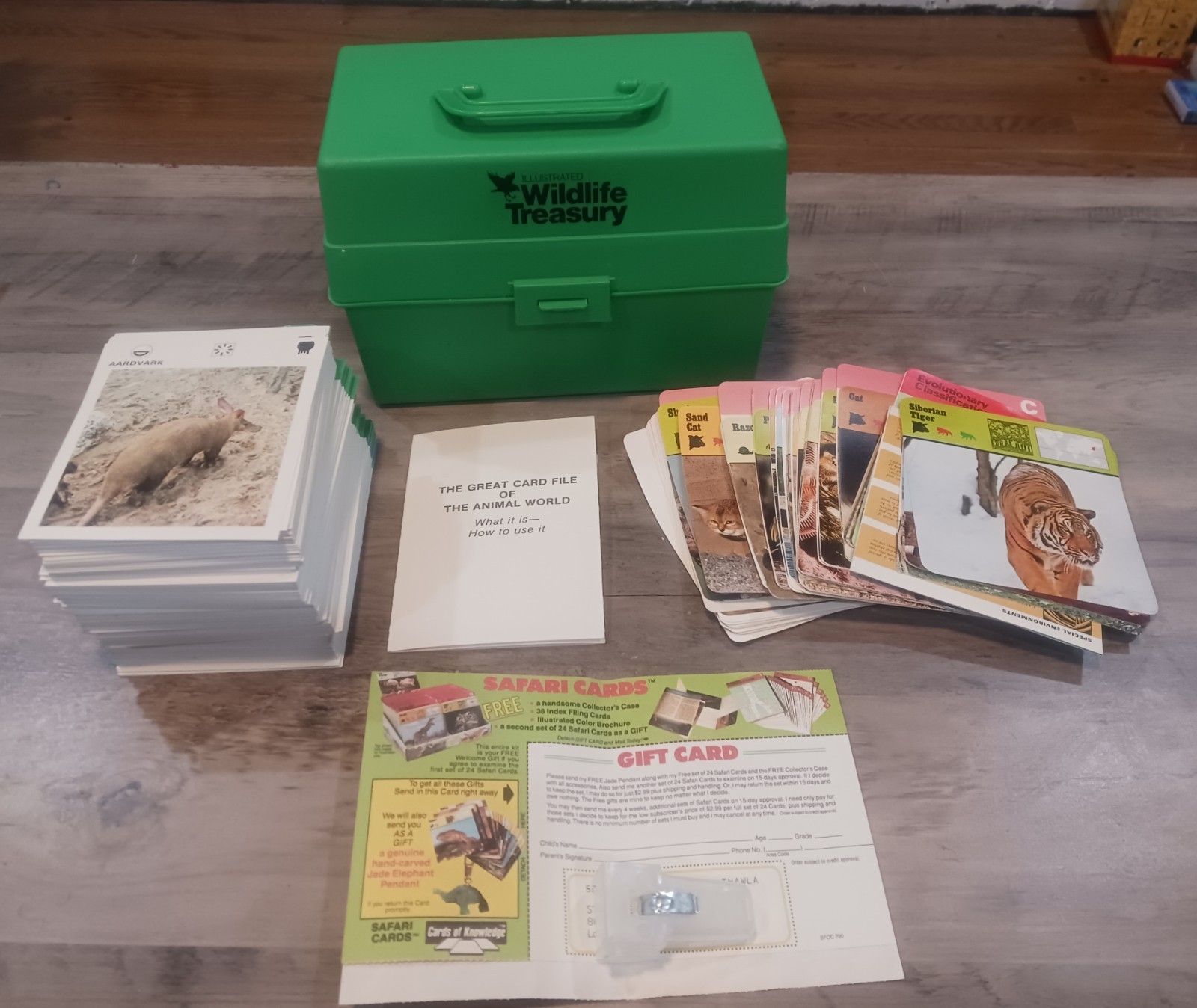 Vtg 1970s ILLUSTRATED WILDLIFE TREASURY Box & Recontre, Approx 500 Cards Extras