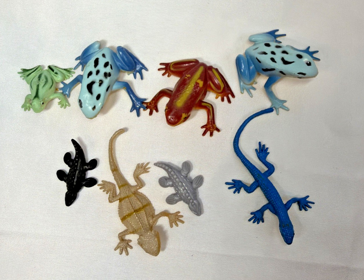 Lot Of 8 Toy or Diorama Frogs And Lizards Plastic/Rubber