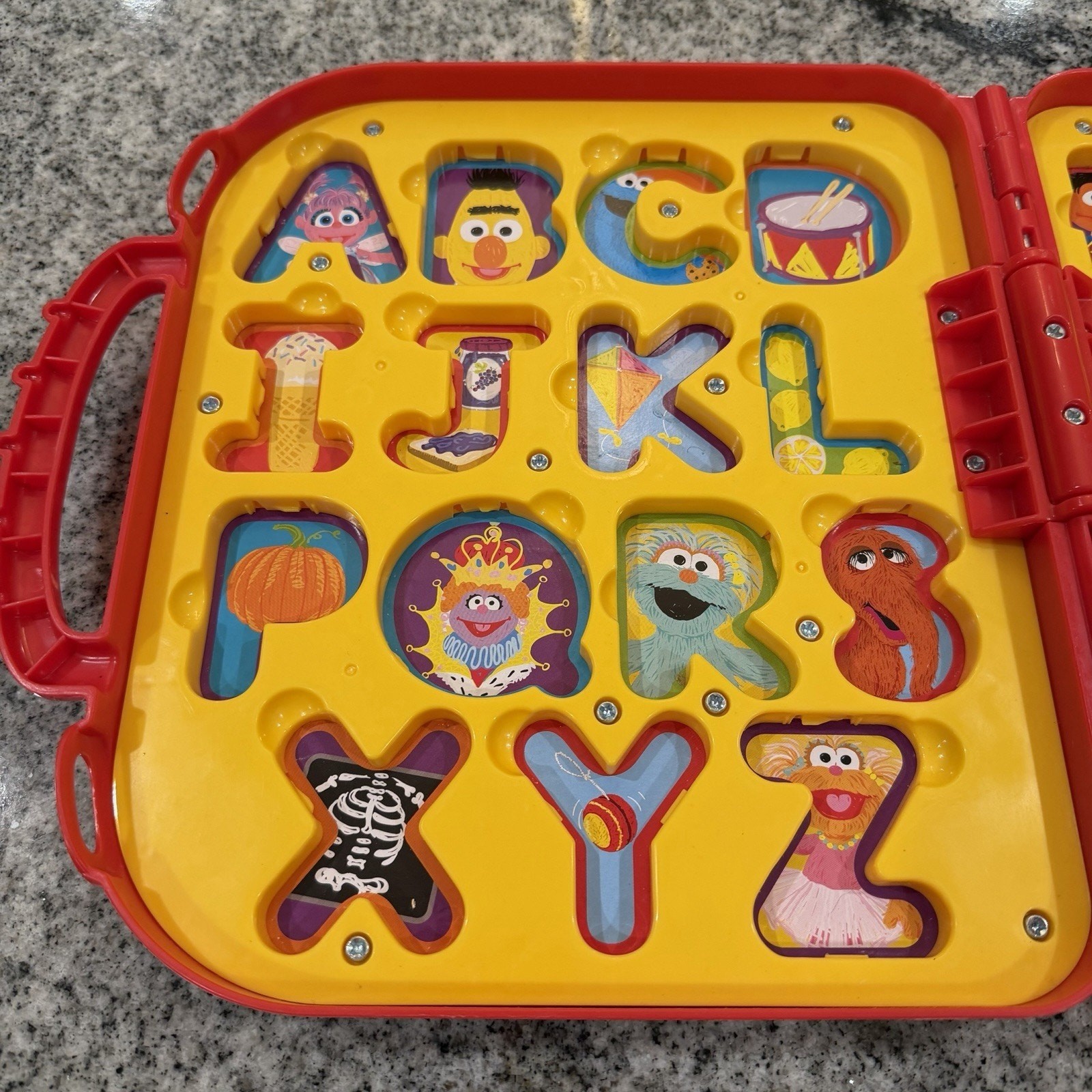 Sesame Street/Hasbro Elmo’s On The Go Alphabet Letters Carry Case-*READ/Lt Flaws