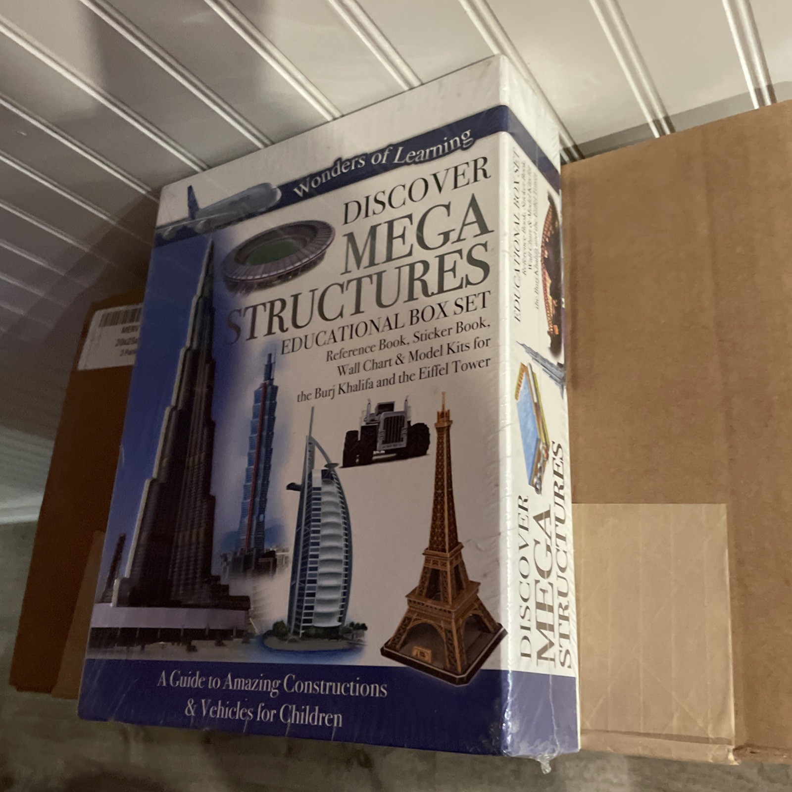 NEW WONDERS OF LEARNING Discover Mega Structures Education Set Model Kit Book