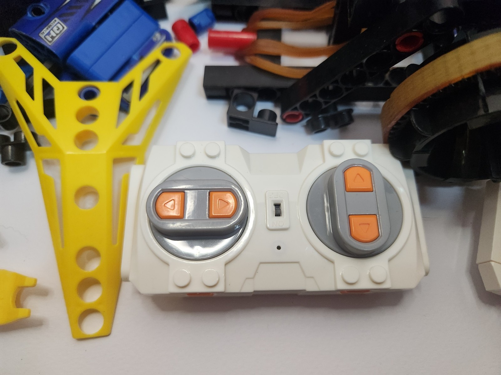 STEM Thames & Kosmos Engineering Makerspace Power Brick Robot & Vehicle Set –…