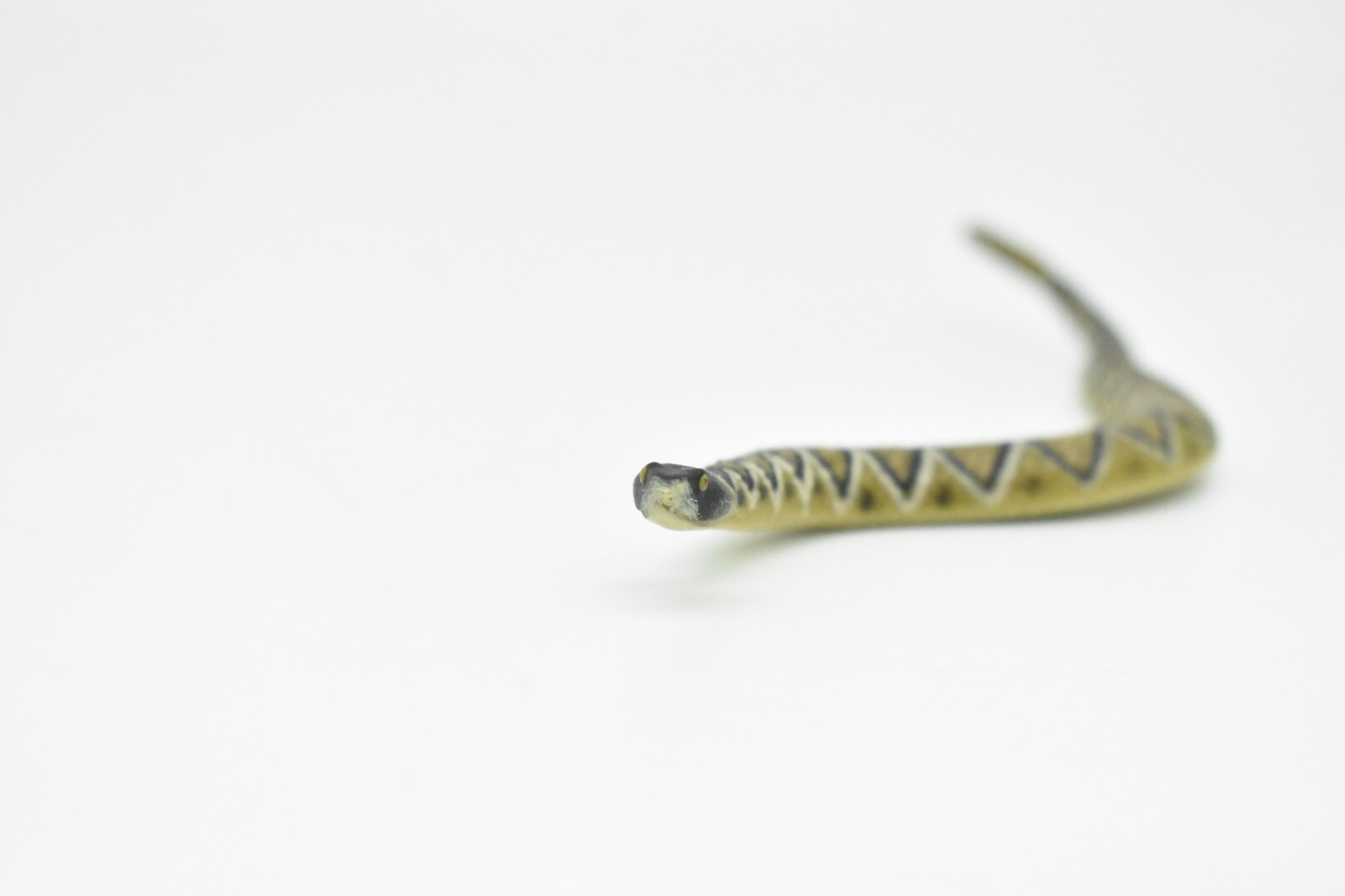 Rattlesnake Diamond Back Realistic Rubber Snake Hand Painted Flexible Toy CWG248