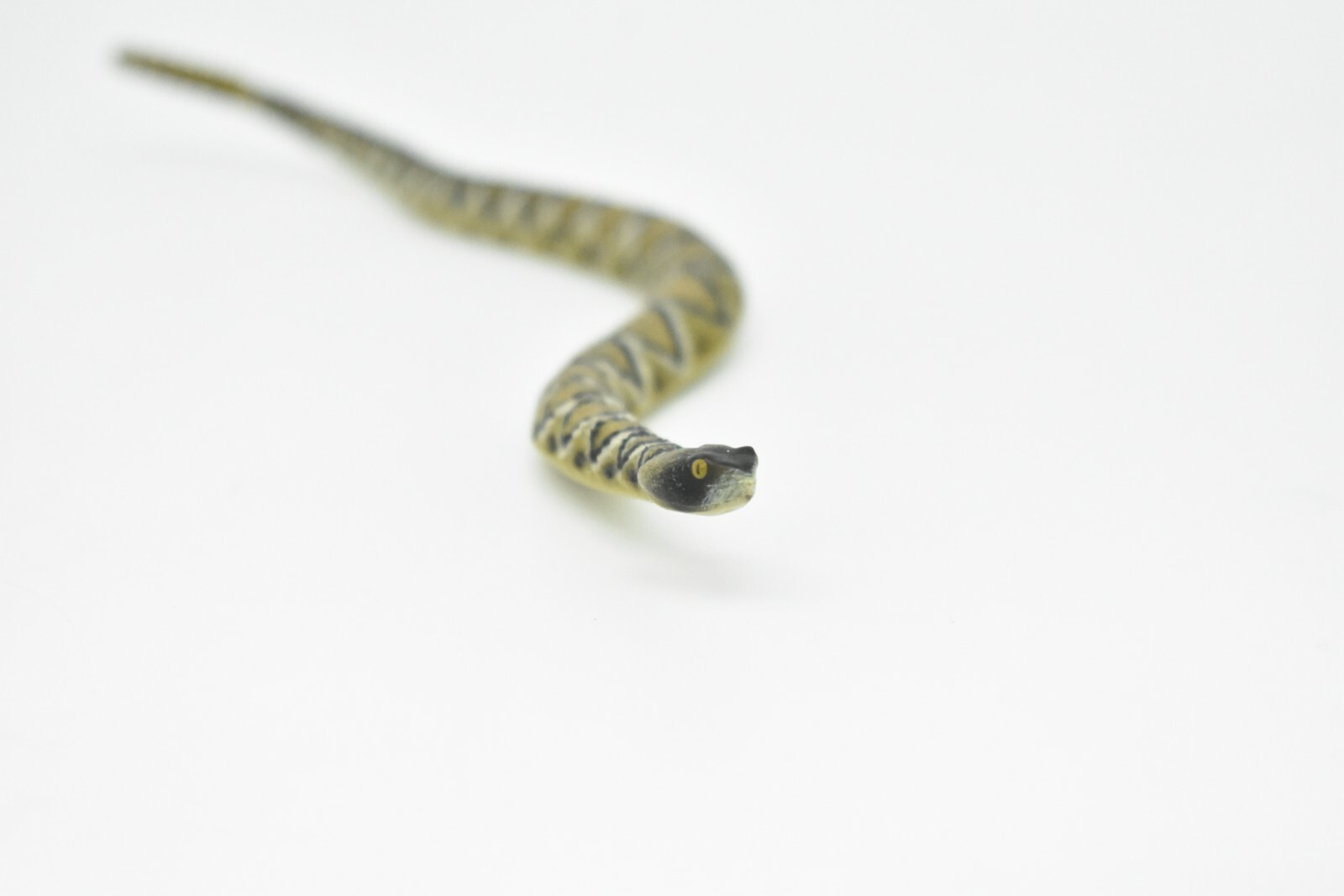 Rattlesnake Diamond Back Realistic Rubber Snake Hand Painted Flexible Toy CWG248