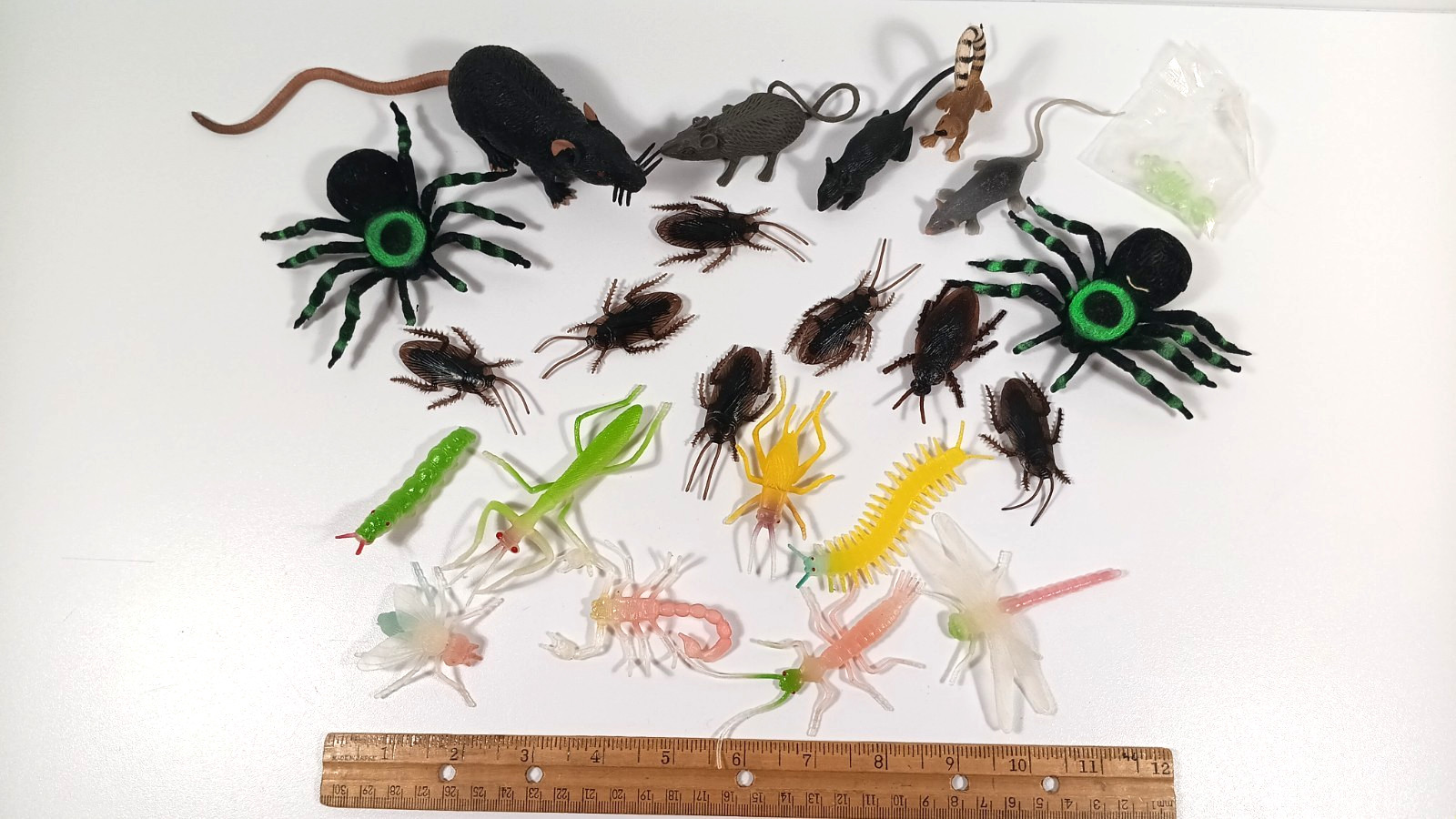 Lot of Rubber Plastic Creepy Bugs Insects Ants Flies Spider Roach Rats Toys