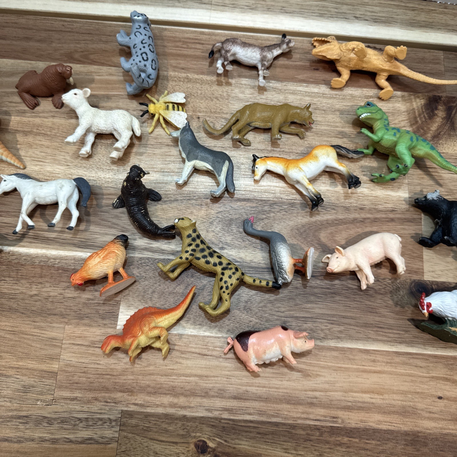 Mixed Lot Small Plastic Zoo Safari Jungle Animal Toy Figures 22-pieces