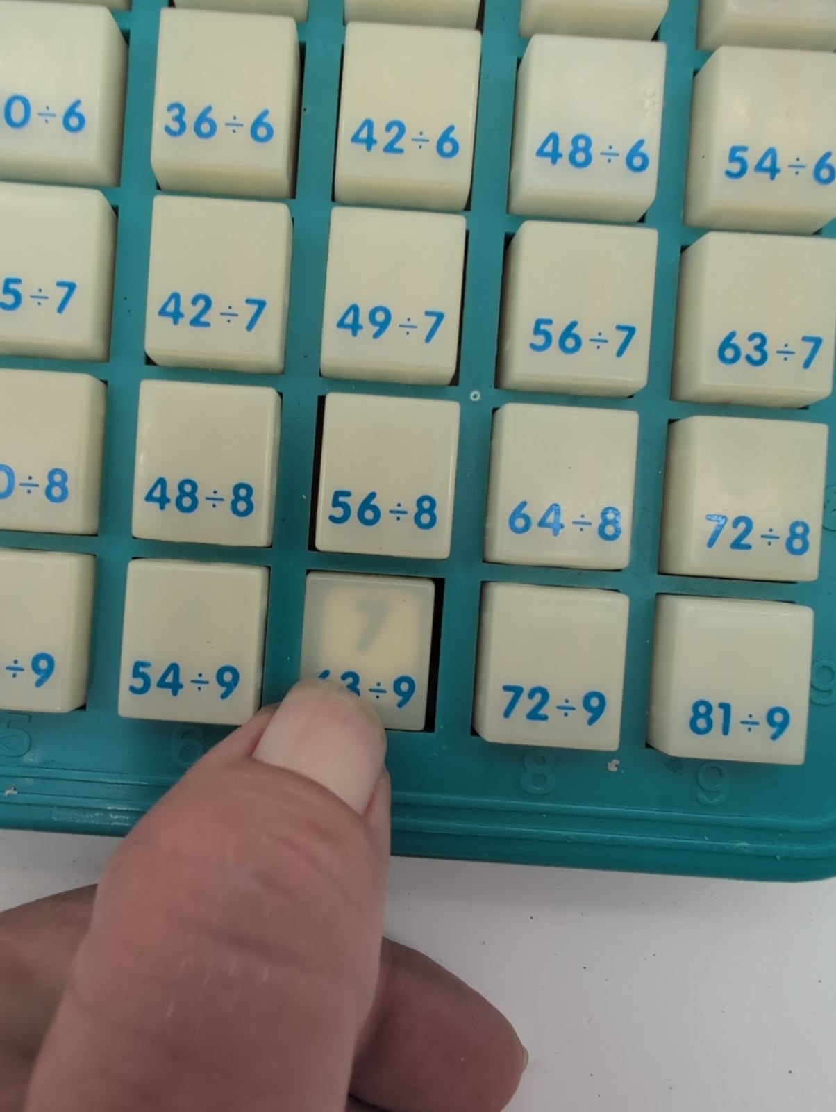 MAGIC MATH MACHINE Press and See Division Learning Game 1993
